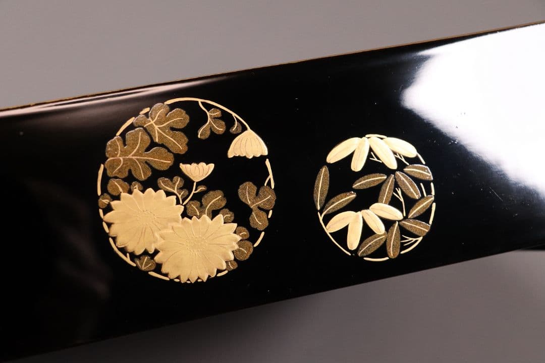 漆芸 木製漆器 丸に草花図 金蒔絵 二段重 重台 黒