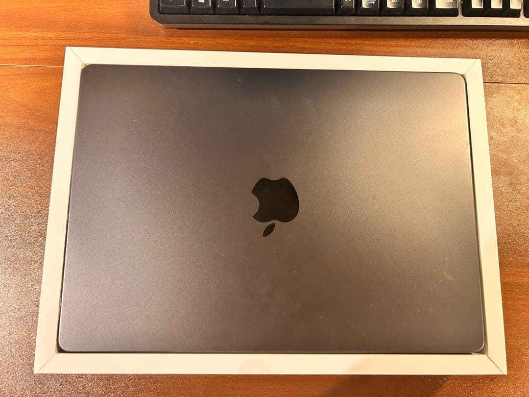 【使用少】 Macbookpro 2025 48GBメモリ/ 1TBストレージ