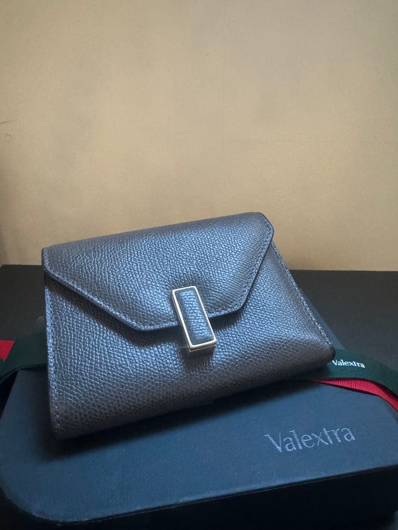 Valextra ダークグレー 二つ折り財布 ヴァレクストラの二つ折り財布を2年使って感じたメリット・デメリット