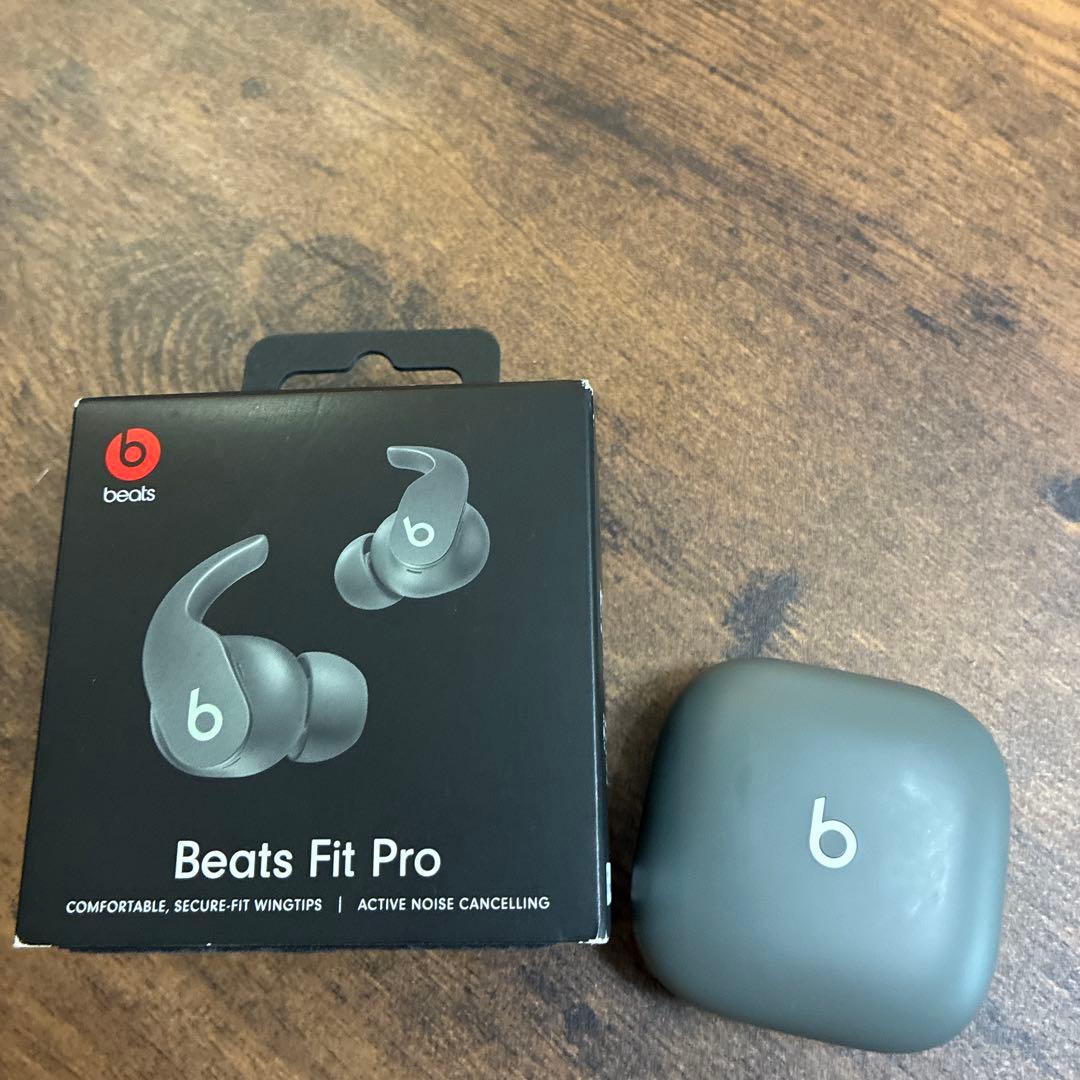 Beats Fit Proワイヤレスイヤホン グレー 充電ケース付きの通販はau