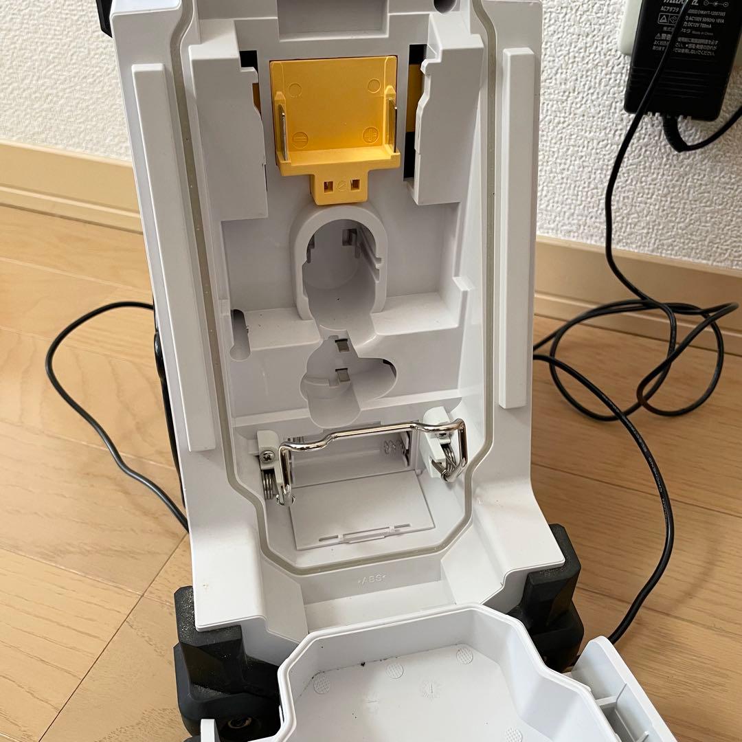 極美品✨　マキタ 充電式ラジオ MR102 ACアダプタ付き　白