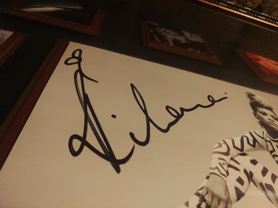 激レア Rihanna サイン入りアートフレーム リアーナ 希少 記念品