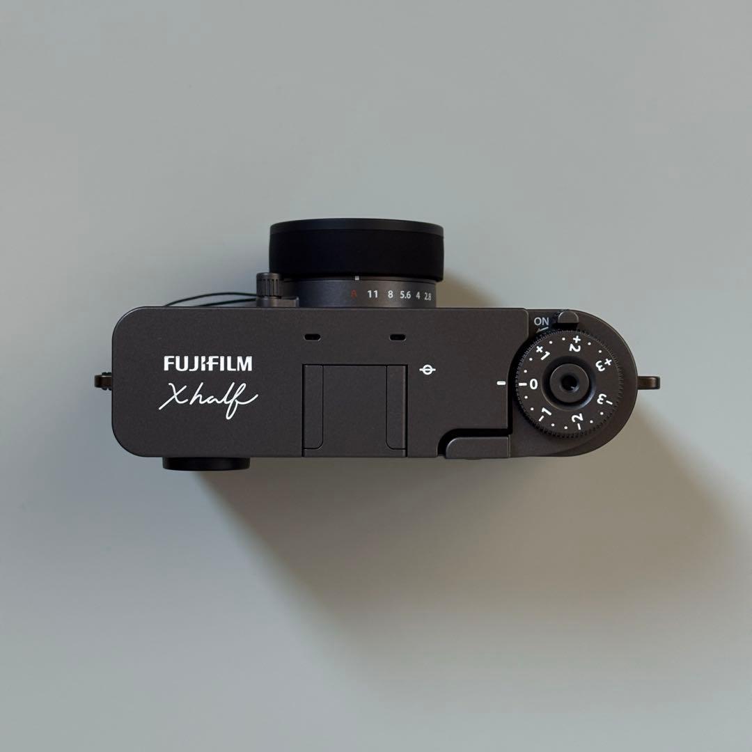 富士フイルム FUJIFILM Xhalf Xハーフ コンデジ ハーフカメラ 富士フイルム、軽量240gでフィルムのような写真表現を楽しめるデジカメ