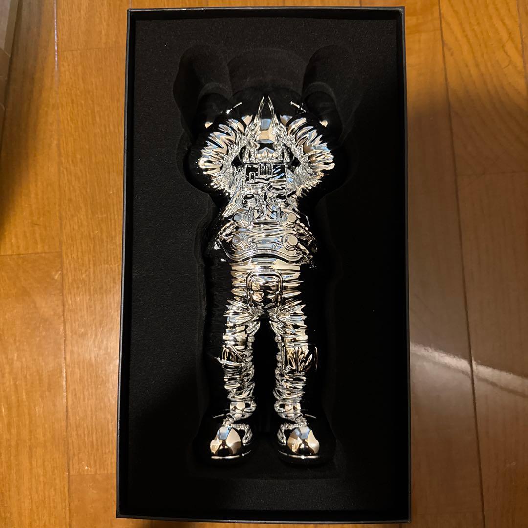 KAWS:HOLIDAY SPACE フィギュア 楽天市場】【セール】極美品 KAWS カウズ フィギュア Holiday Space