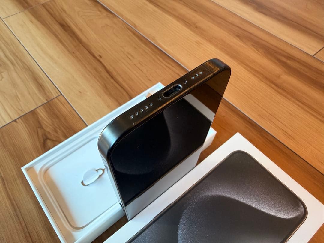 白ネコ　美品⭐︎iPhone15Pro 256GB ブラックチタニウム