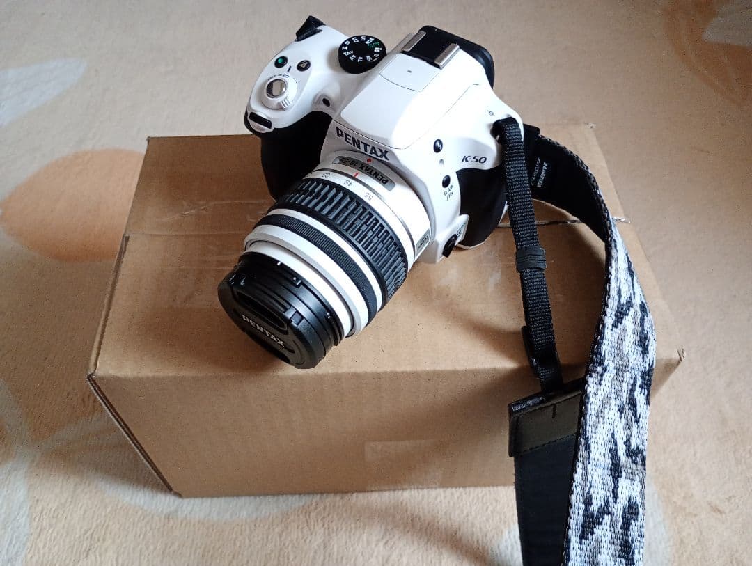 ショット数800枚弱！PENTAX K-50 ホワイト　レンズキット＆送料込み！