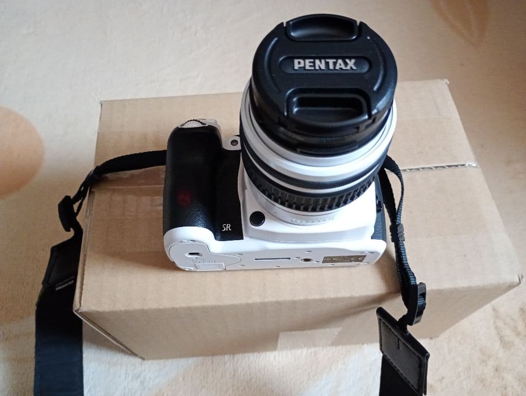 ショット数800枚弱！PENTAX K-50 ホワイト　レンズキット＆送料込み！