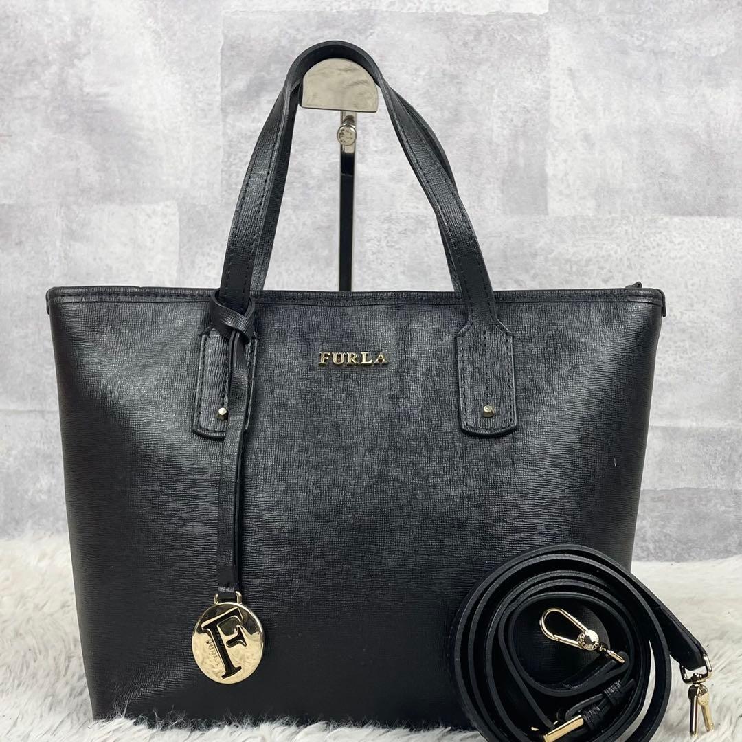 美品 フルラ レザー トートバッグ リンダ チャーム ロゴ 大容量 黒