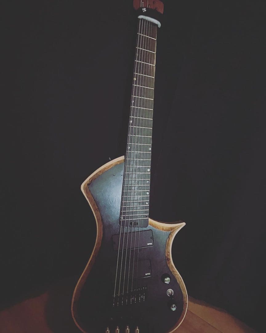 ヘッドレス８弦ギター 集合体恐怖症を克服する8弦ヘッドレスギター『＃15 – Lotus』【楽器