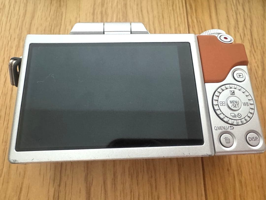 【美品】【ケース・三脚付】Panasonic DMC-GF7W ミラーレス一眼