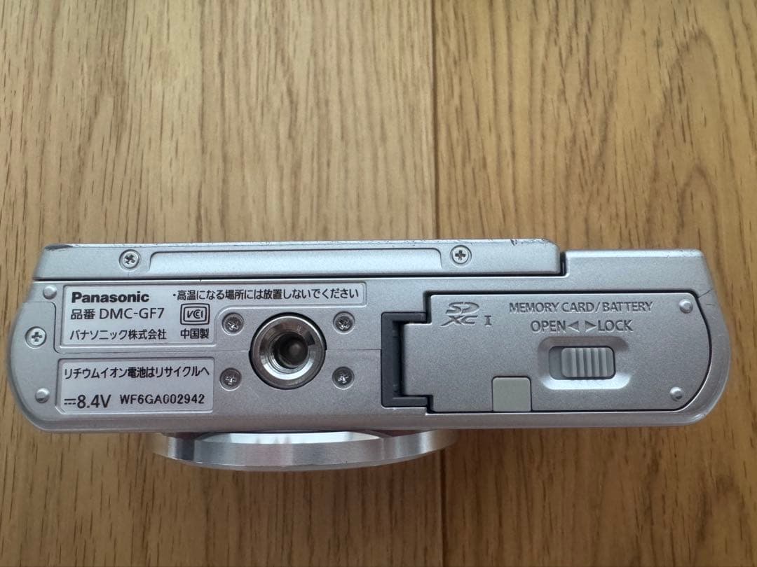 【美品】【ケース・三脚付】Panasonic DMC-GF7W ミラーレス一眼