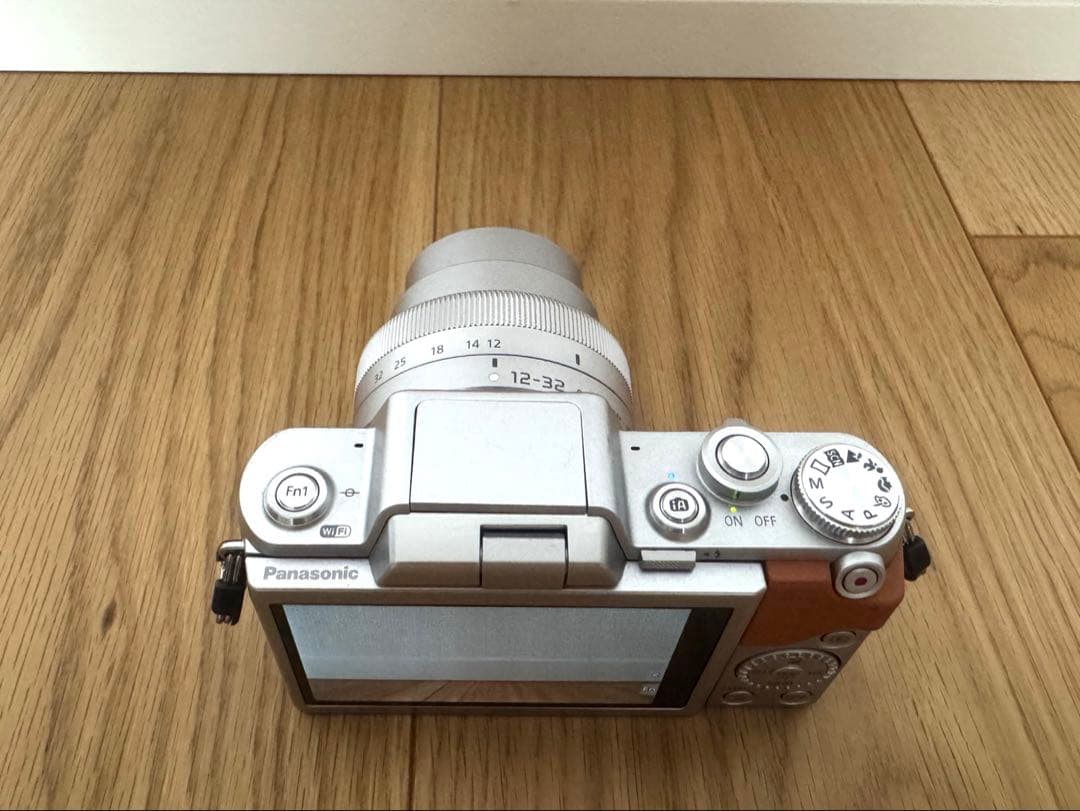 【美品】【ケース・三脚付】Panasonic DMC-GF7W ミラーレス一眼