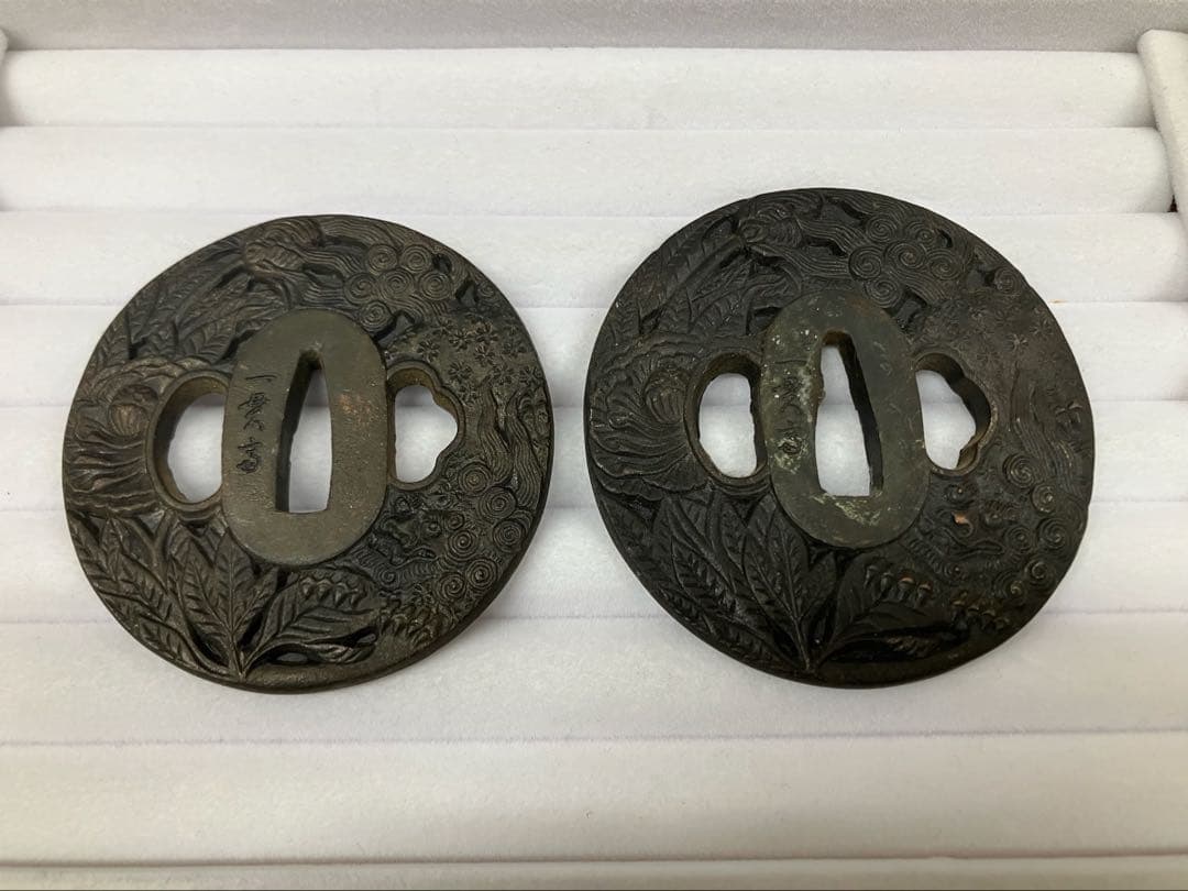 鍔(つば) 花と葉の彫刻 2セット 楽天市場】日本刀装具 刀鍔 花草図 銅地 金工 細工 鍔 つば 居合用