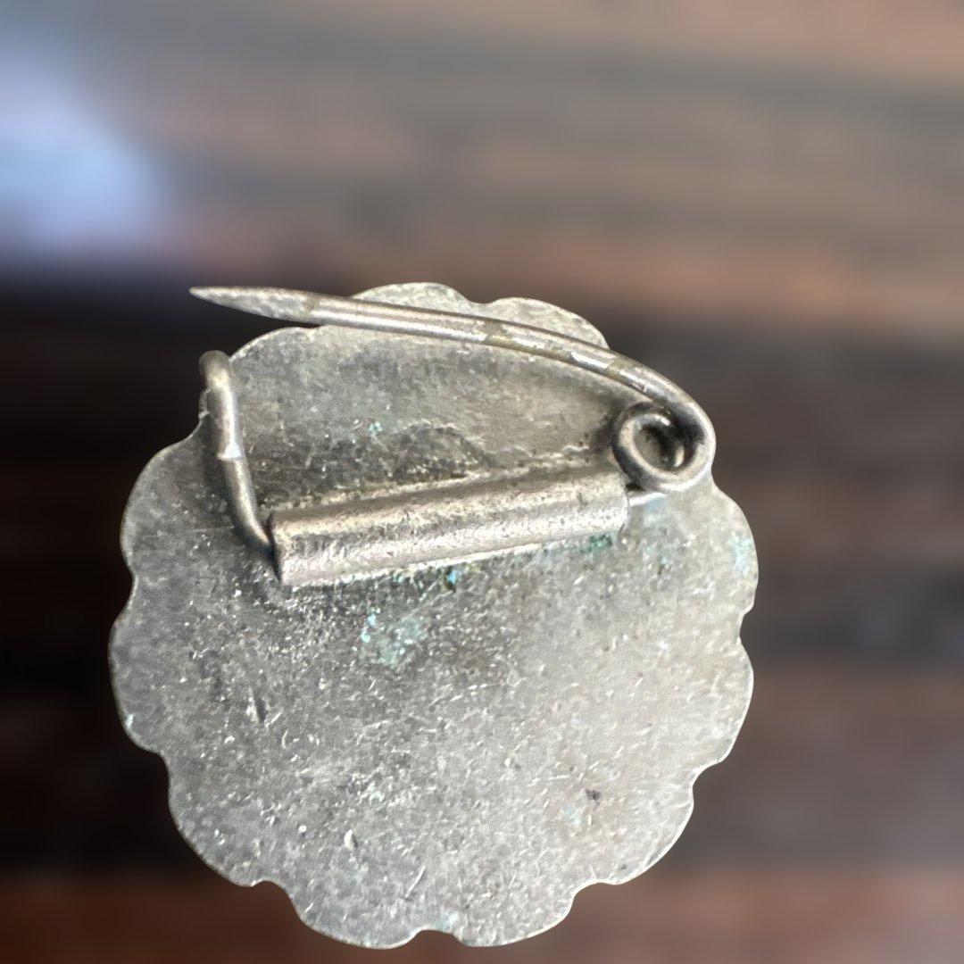 赤い星デザイン ピンバッジ ビンテージ品 - メルカリ