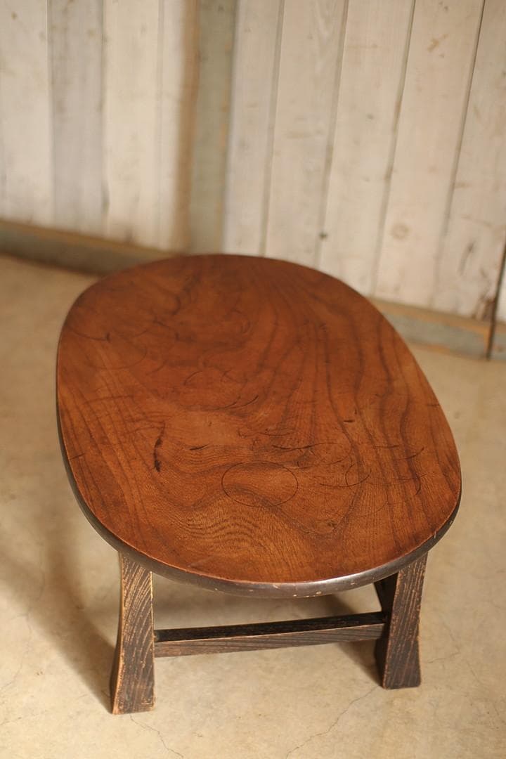 古いオーバル型の小ぶりなテーブル ちゃぶ台