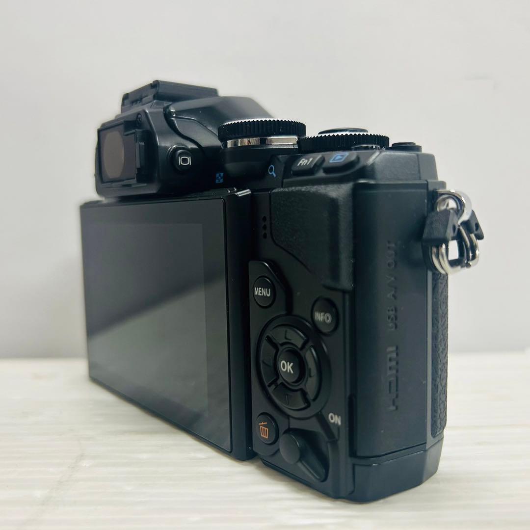 ★美品★ OLYMPUS OM-D E-M10 ミラーレス一眼 本体　182