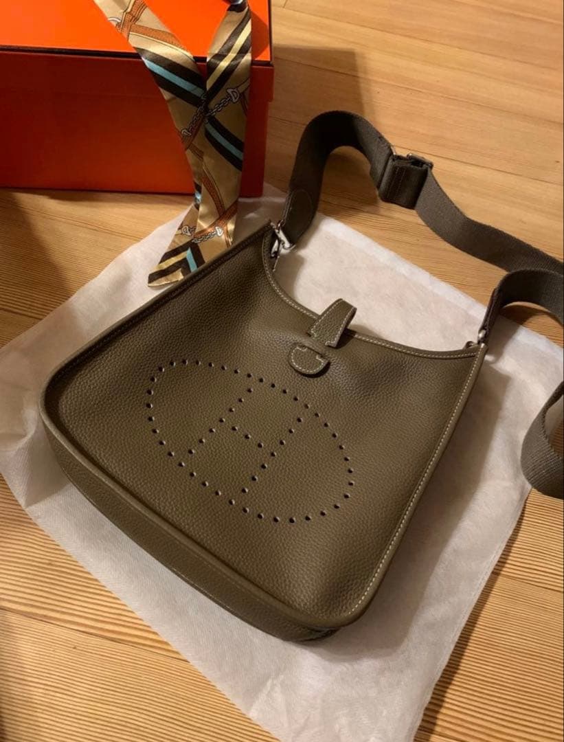 Hロゴ Hパンチング ショルダーバッグ ショルダーストラップ2本付き 最
