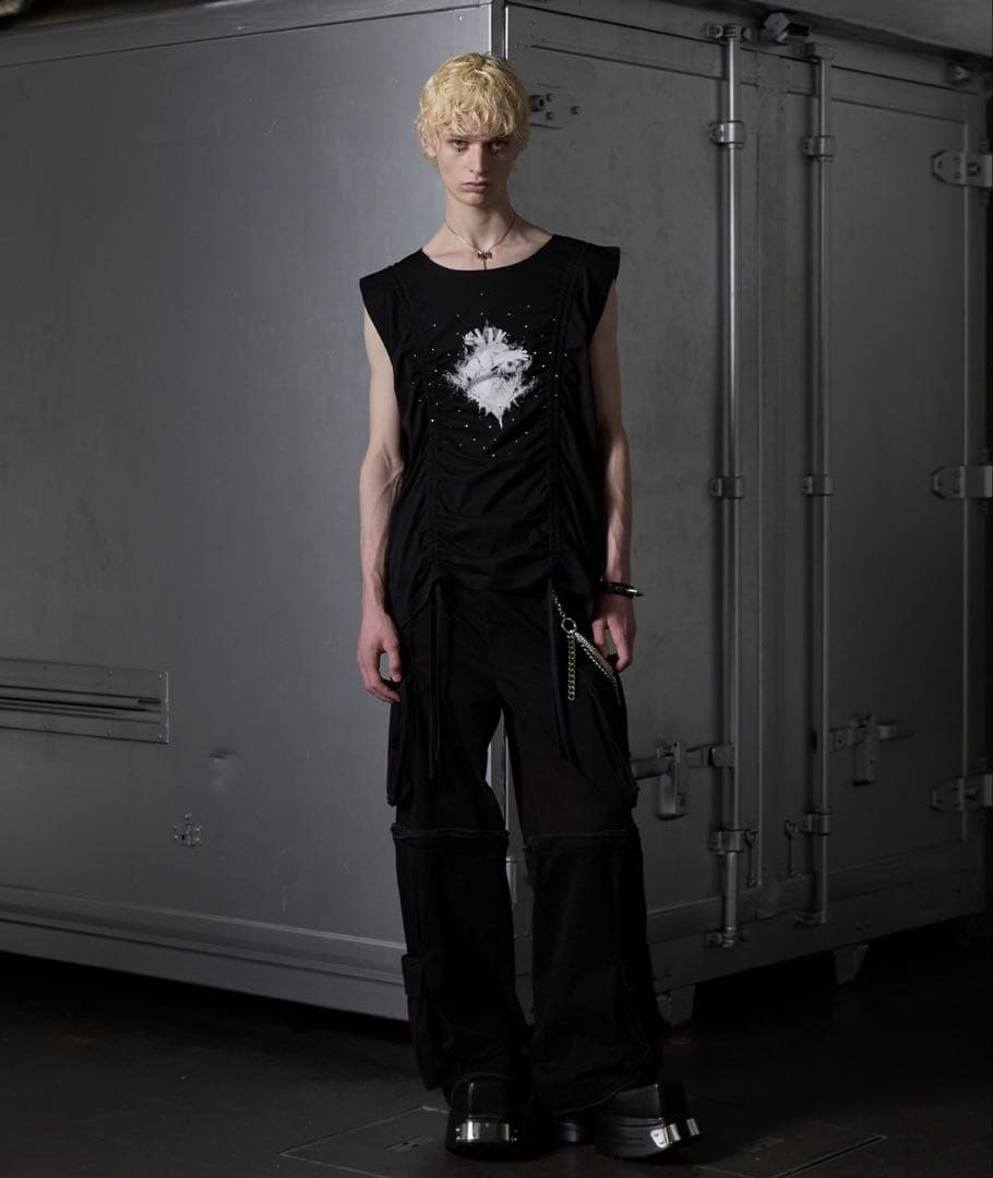 GRANCY シャーリングデザインラインストーングラフィックノースリーブ