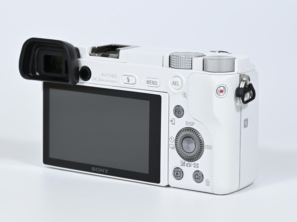 【ほぼ新品】 SONY α6000 レンズキット 《ショット数91》