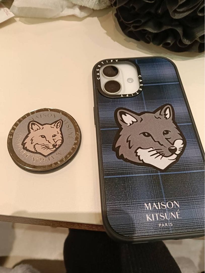 iPhone17限定ver. メゾンキツネCASETiFYのケース(グリップ付き - メルカリ