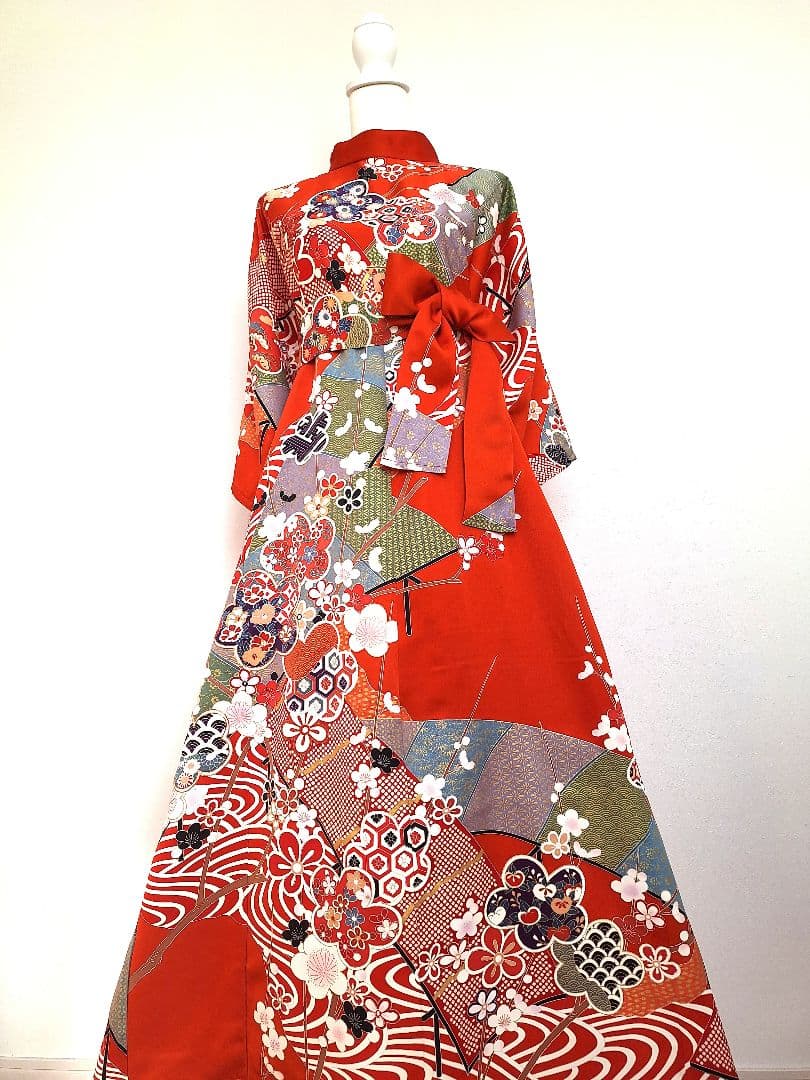 着物リメイクワンピース3666 右のお着物からのリメイクのロングワンピース👗👗 去年の冬まではお店