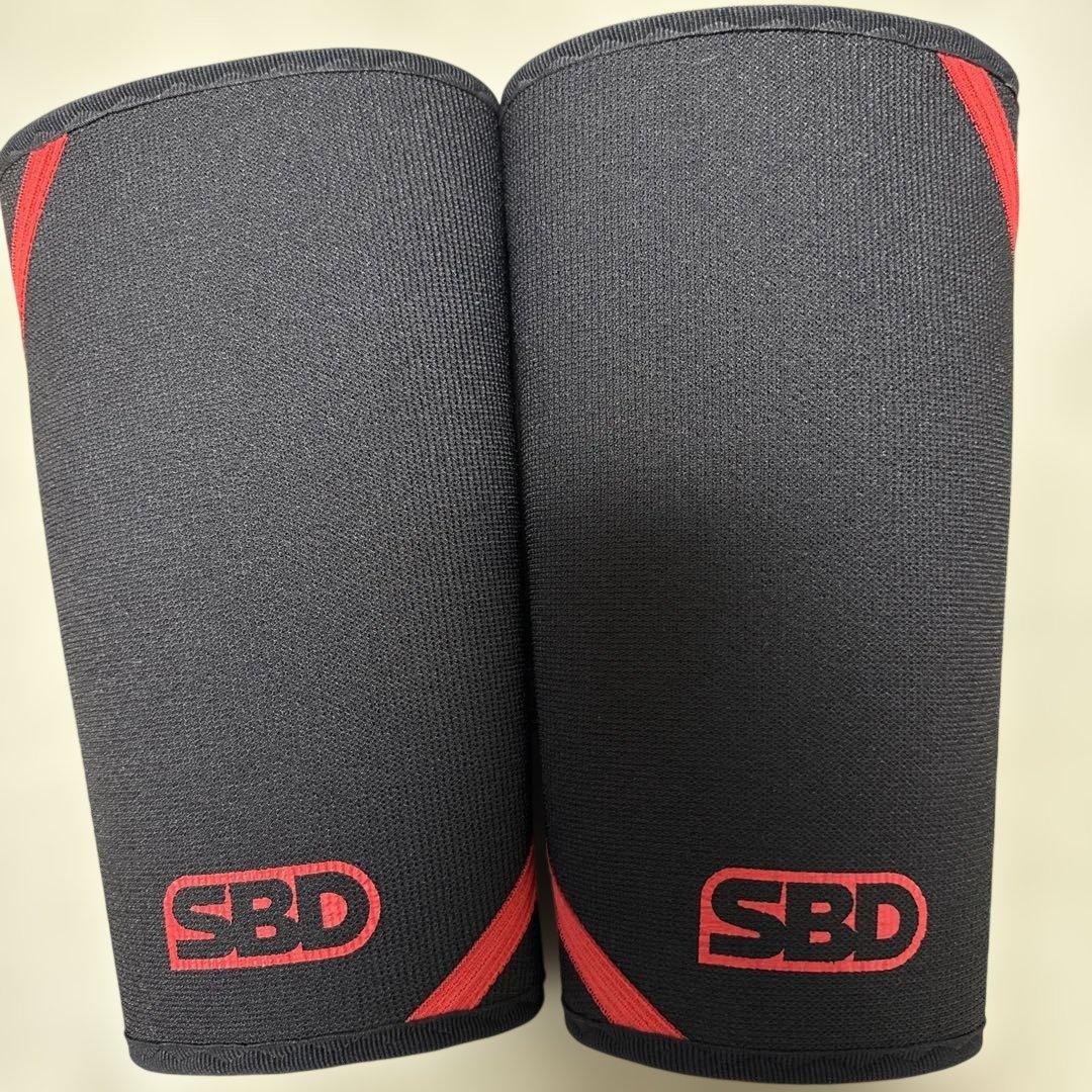 SBD Lサイズ ブラック/レッド　 ウェイトリフティングニースリーブ ウェイトリフティングニースリーブ | SBD Apparel Japan