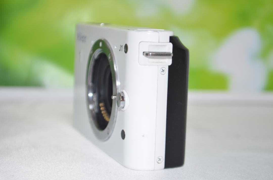 美品⭐️コンパクトミラーレスカメラ⭐️大人気ホワイト⭐️ ニコン　J1