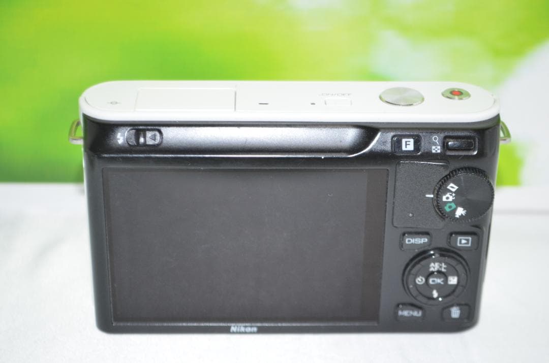 美品⭐️コンパクトミラーレスカメラ⭐️大人気ホワイト⭐️ ニコン　J1