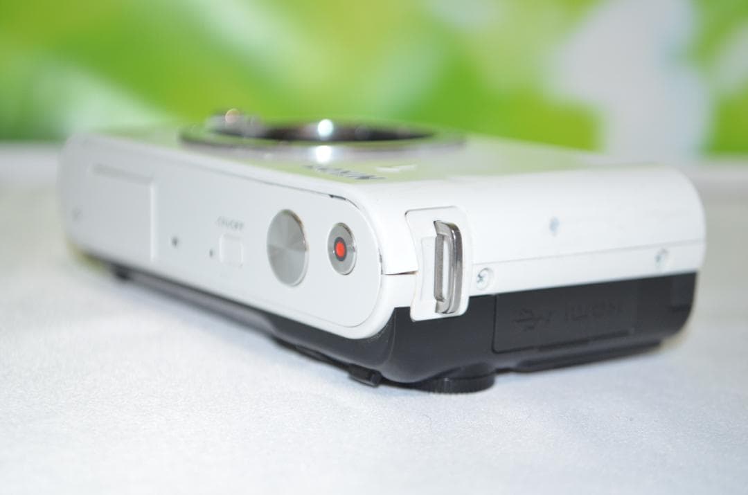 美品⭐️コンパクトミラーレスカメラ⭐️大人気ホワイト⭐️ ニコン　J1