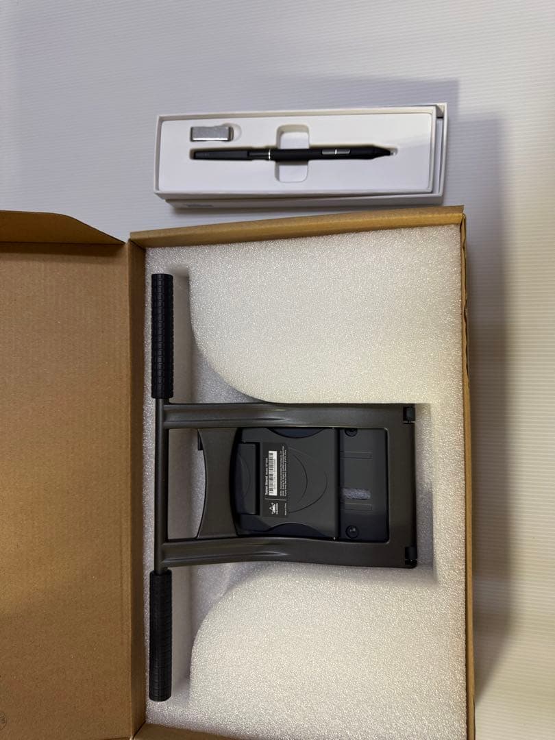 HUION Kamvas ＰＲＯ24（4K）液晶ペンタブレット本体 と付属品あり