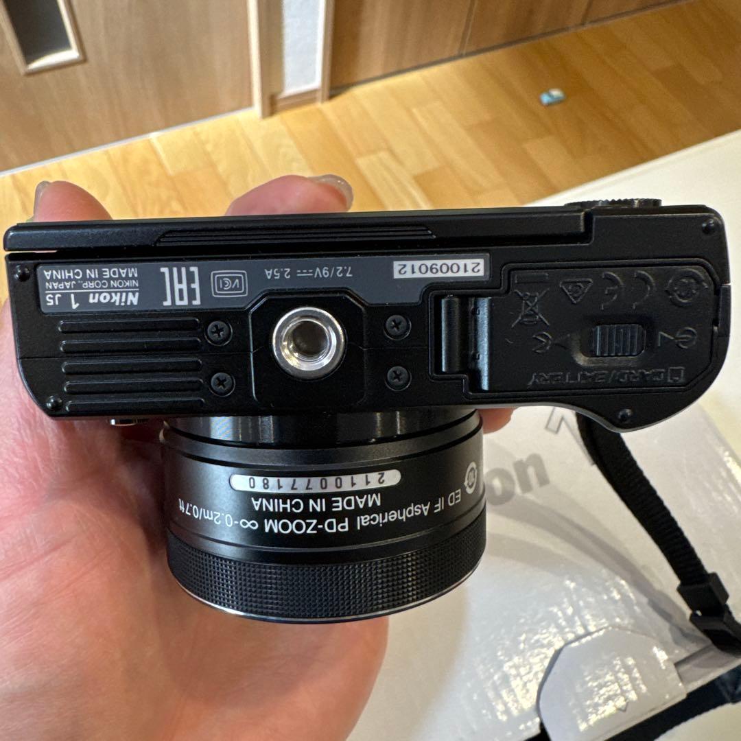 値下げ中！Nikon 1 J5 ミラーレスカメラ　自撮りカメラ