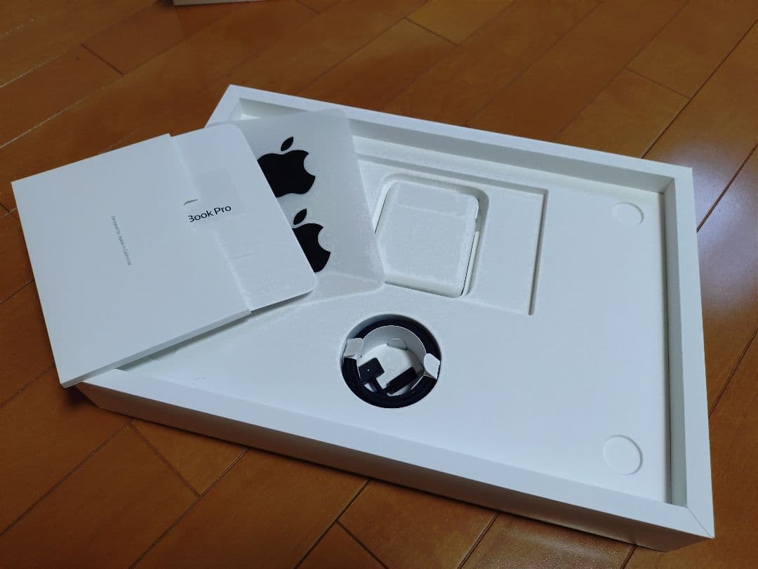 美品　Macbook Pro (M3Pro) 16in ブラック おまけ付き