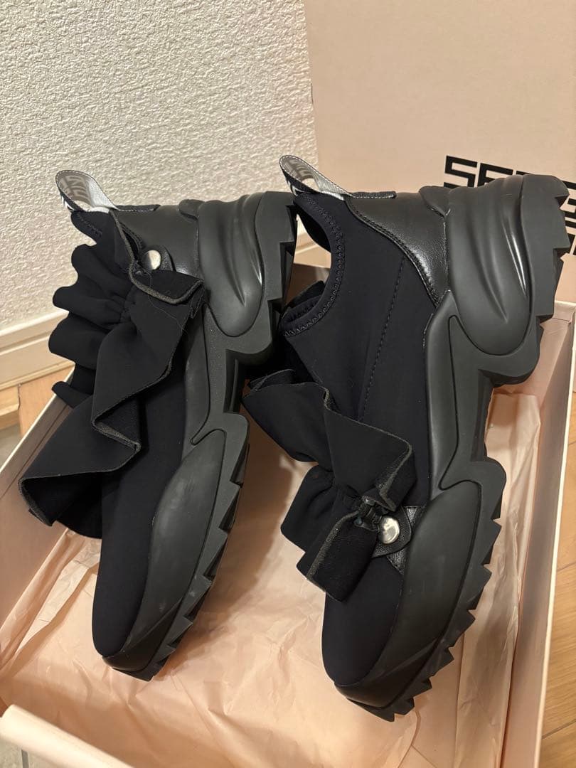 Sergio Rossi フリル スニーカー 巾着袋付き ファッション