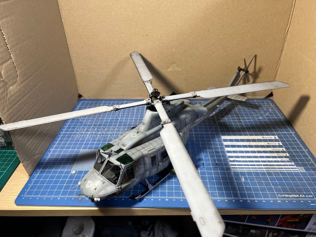 アカデミー 1/35 uh-1y ヴェノム 完成品 s-l400.jpg
