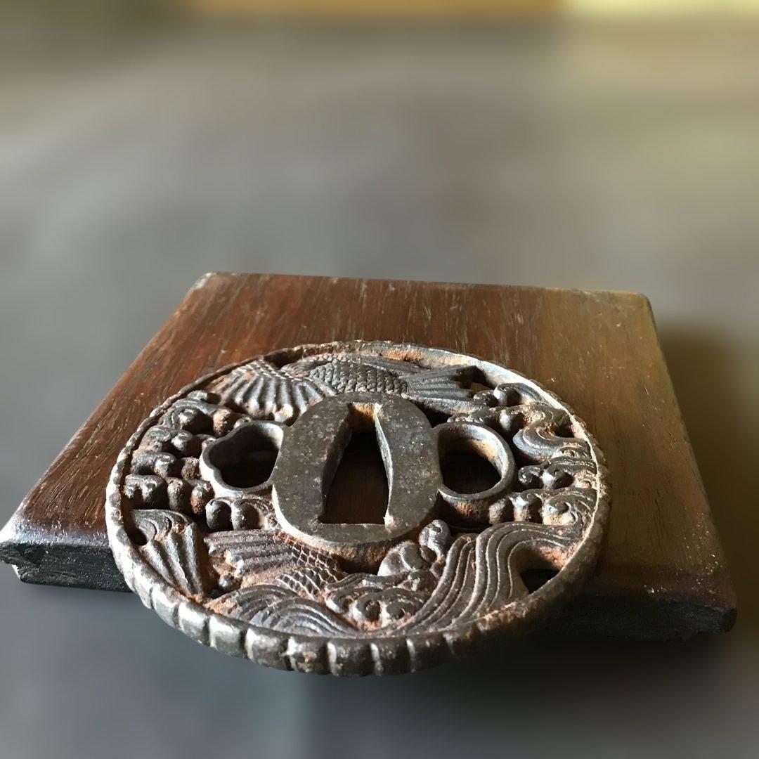 鐵地 龍魚濤波透かし図柄 鍔 江戸時代 武州住 恒信 在銘 - メルカリ