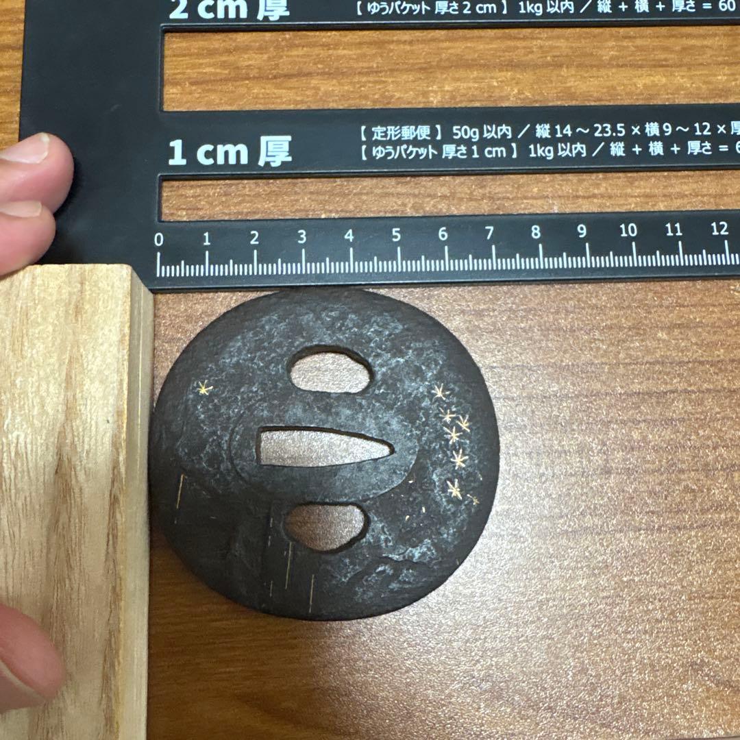 日本刀の鍔 アンティーク 美術品 工芸品 刀装具 紅葉模様の黒色金属