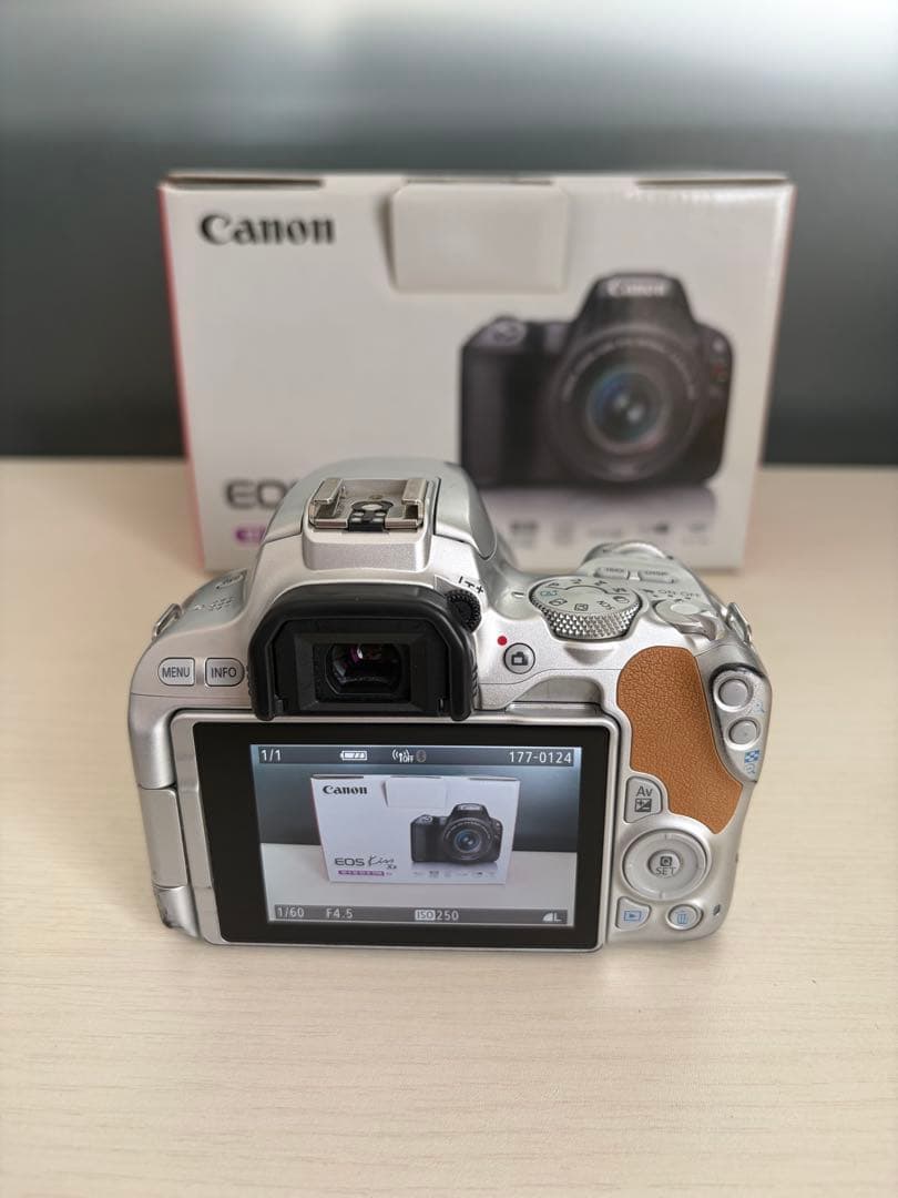 Canon EOS Kiss X9 デジタル一眼レフカメラ　シルバー