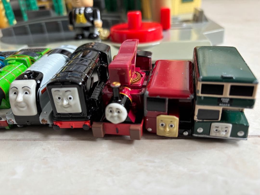 トミカ 機関車トーマス ティドマス機関庫 操車場 - メルカリ