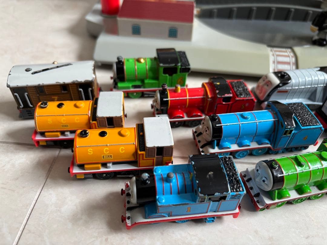 トミカ 機関車トーマス ティドマス機関庫 操車場 - メルカリ