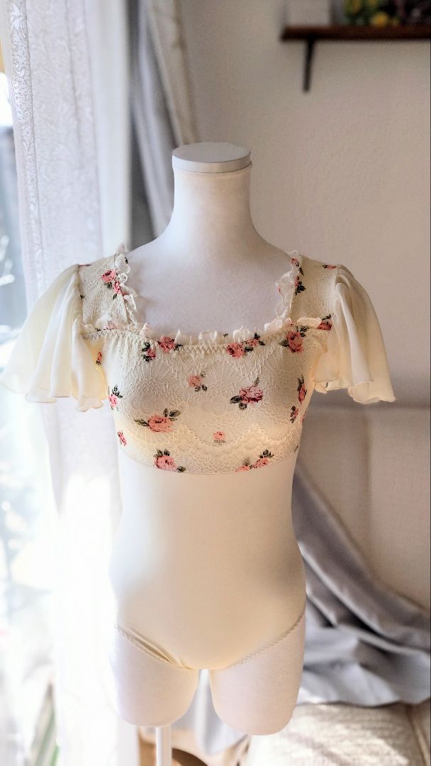 Ｓ～Ｍサイズ／秘密の花園に咲く可憐なピンクの薔薇が可愛いアイボリー娘役レオタード