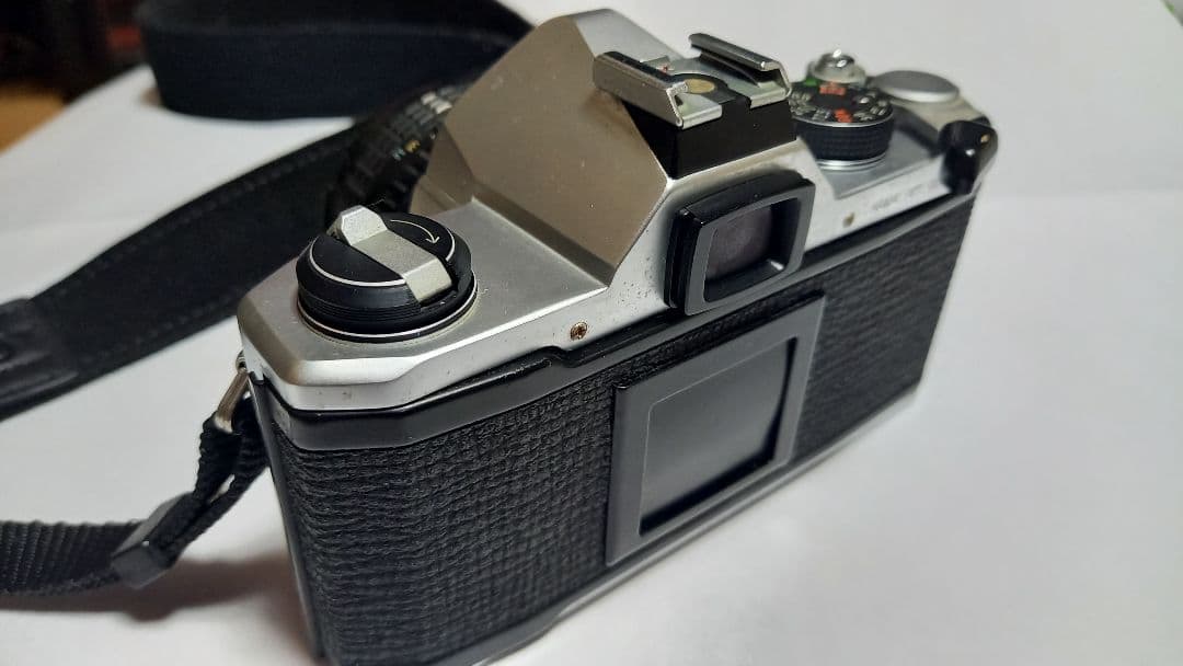 Pentaxの一眼レフです。ズームはありません。期限不明のフイルム1本