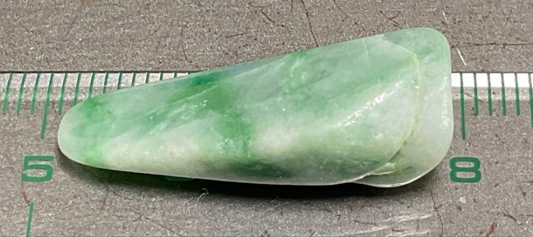 鮮やかな緑色 糸魚川翡翠3g ヒスイ ひすい - メルカリ