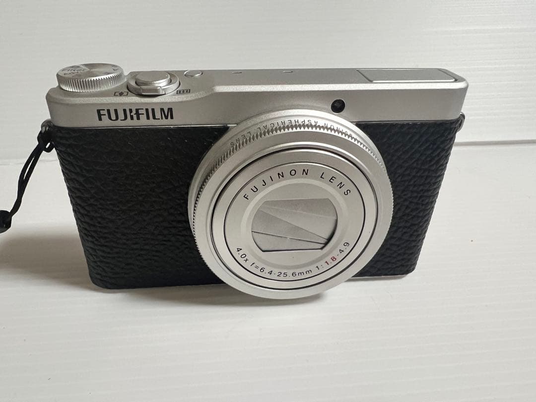 FUJIFILM XQ1 シルバー