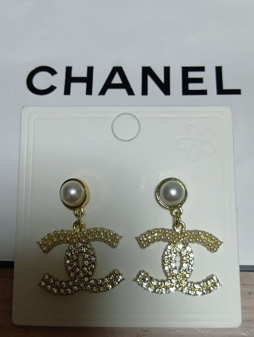 CHANELゴールド×パールロゴピアス ノベルティ ジルコニア - メルカリ