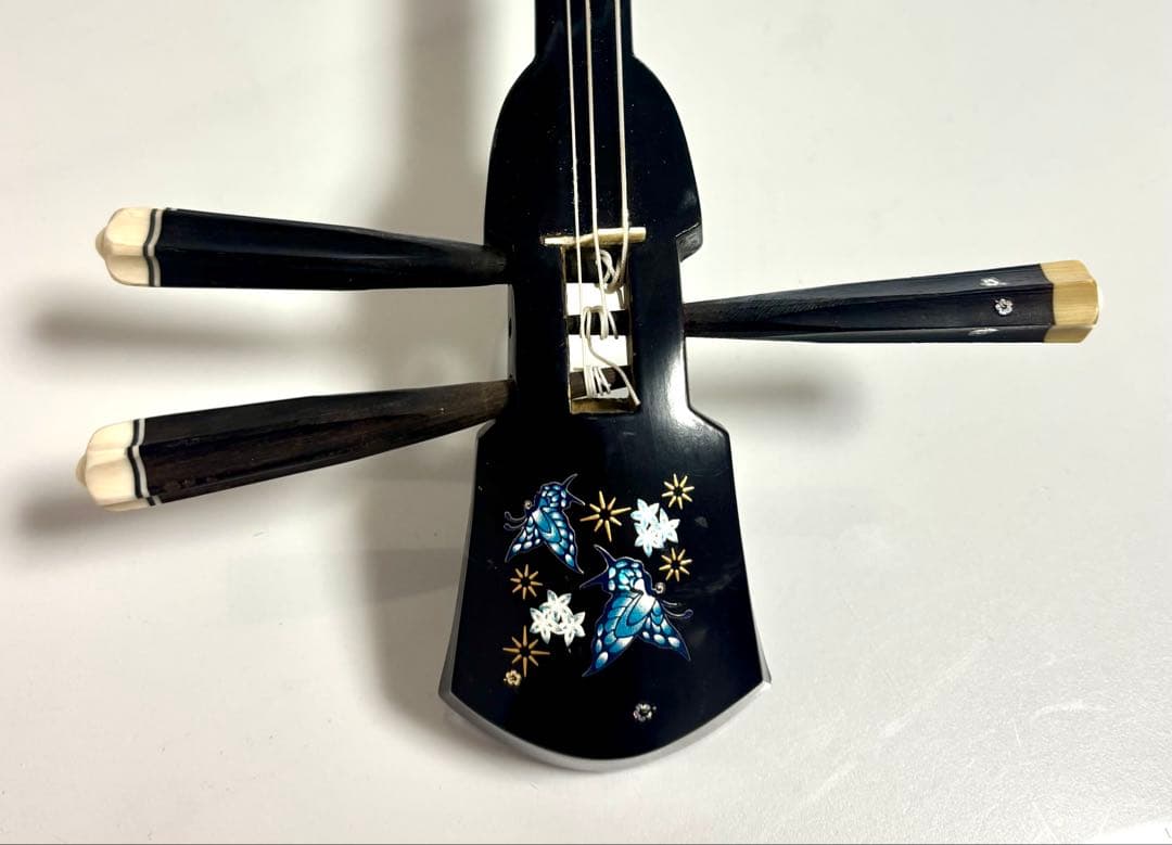 沖縄三線 人口皮 蝶のデザイン ハードケース付の通販はau PAY