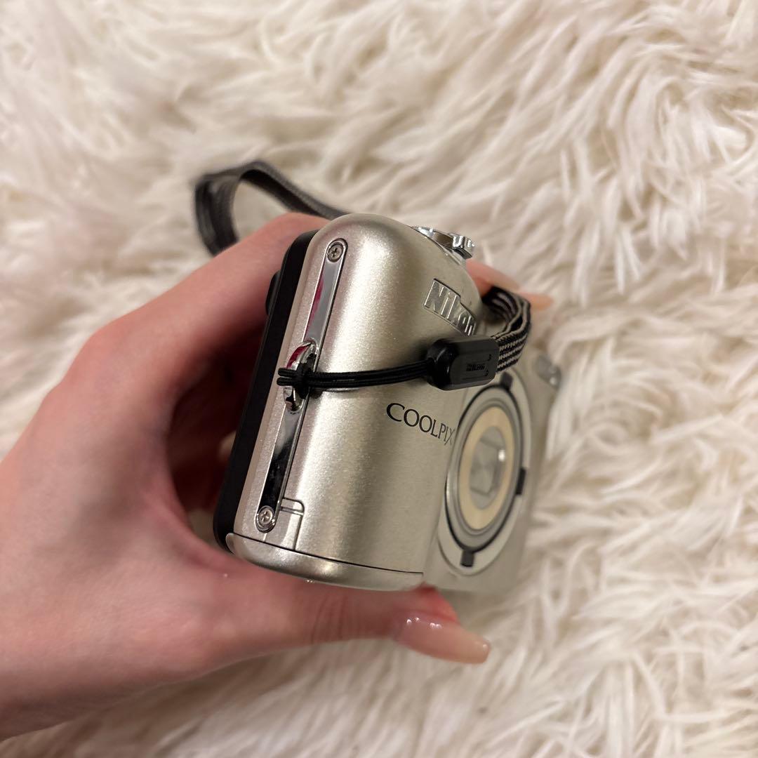 Nikon COOLPIX シルバー デジタルカメラ