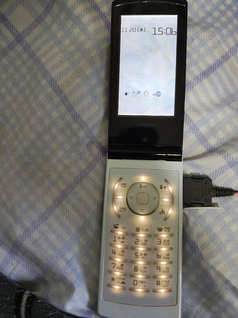 レアDoCoMo携帯とワイヤレスイヤホンセット
