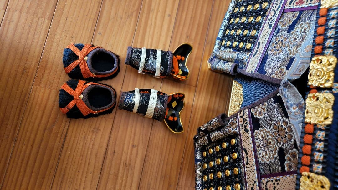 伝統的な黒とオレンジの五月人形10号鈴甲子雄山作品！鍬形は24金貼り