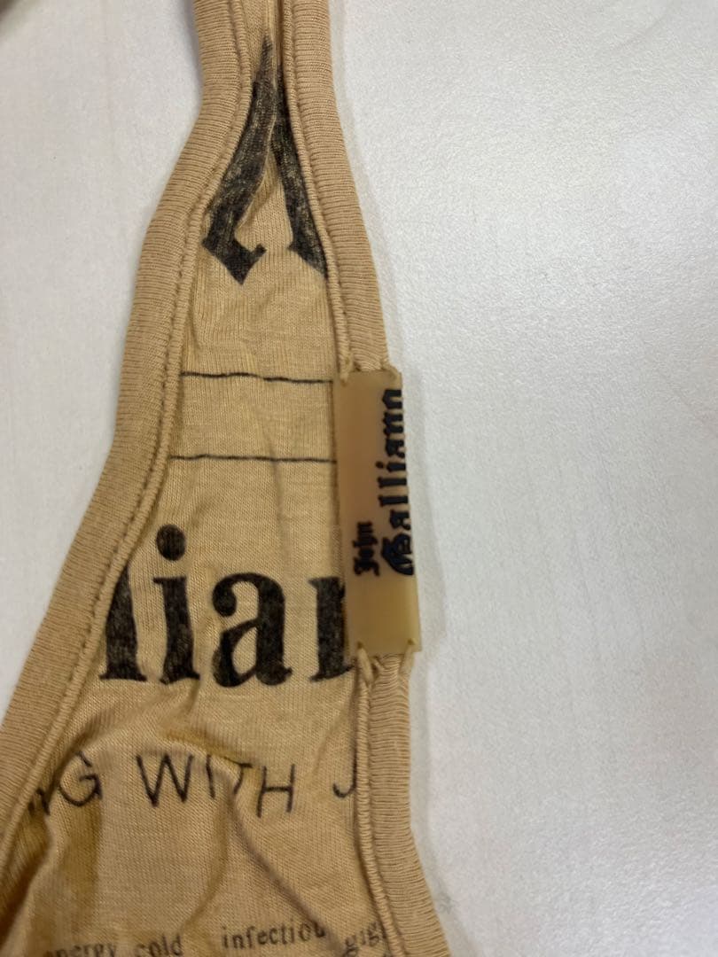 ジョンガリアーノオム ニューペーパー柄タンクトップ（ベージュ色