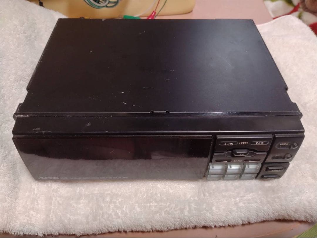 アルパインイコライザージャンク扱い　イルミ切れあり。 デッキ ブラック